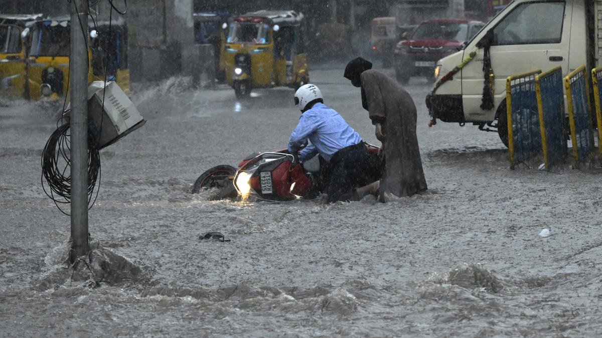 Intense downpours lash Hyderabad; Charminar records 70 mm rain IMAGE